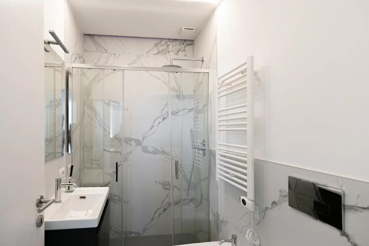 Two -Rooms Apartment 10 Minutes Duomo By Metro Milaan