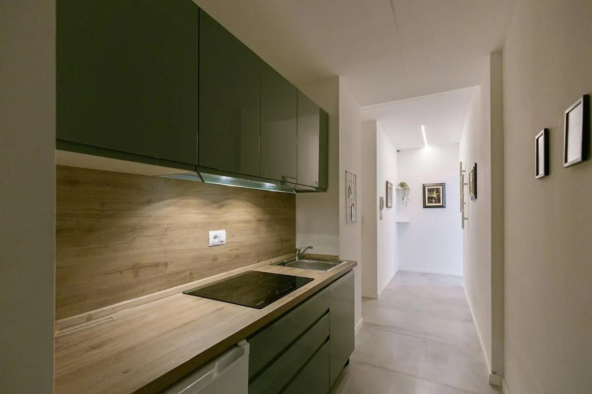 Two -Rooms Apartment 10 Minutes Duomo By Metro Milaan Italië