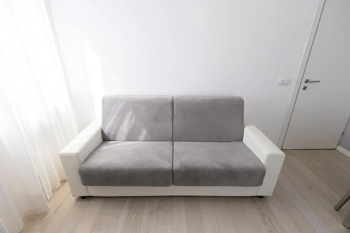 Two -Rooms Apartment 10 Minutes Duomo By Metro Milaan